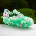 Dettaglio del portachiavi a scarpa con sfere di macaron colorate e sabbie mobili - Verde