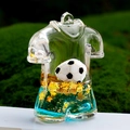 Dettaglio del portachiavi da calcio in acrilico con liquido blu e paillettes a stella - Blu