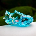Détail d'un porte-clés chaussure de foot bleu avec liquide et paillettes colorées - Bleu