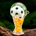 Vue détaillée du porte-clés trophée en acrylique avec sable mouvant et mini ballon de foot - Jaune