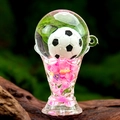 Détail d'un porte-clés trophée en acrylique avec football flottant et pétales roses - Rose