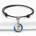 Détail du pendentif drapeau Belize en verre sur un bracelet tressé noir réglable - Motif Belize