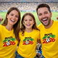 T-shirts de football Brésil 2026 en coton jaune pour famille sur fond de stade - S / Jaune (Style Brésil)