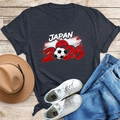 T-shirt en coton gris foncé avec imprimé football Japon 2026 en tenue à plat - S / Gris Anthracite (Style Japon)
