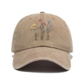 Detalle de gorra de béisbol en algodón lavado caqui con bordados florales retro - Caqui