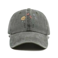 Detalle de gorra de algodón gris oscuro lavado con flores bordadas y texto grabado - Verde Militar
