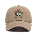 Detalle de gorra de béisbol caqui Mundial 2026 con bordado de animales y logo de fútbol - Ajustable / Caqui