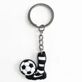Porte-clés de football avec pendentif chaussure de foot blanche et anneau métallique - Style Chaussure de Foot et Ballon (YSK323-01)