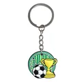 Porte-clés de football en PVC souple avec trophée d'or et fond à rayures vertes - Style Étiquette Trophée de Foot (YSK323-02)