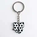 Porte-clés créatif en PVC en forme de nœud avec motif de football classique noir et blanc - Style Ballon de Foot avec Noeud (YSK323-04)