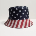 Detail van USA vlag vissershoed met sterrenprint en rood-wit gestreept patroon - M (56-58cm) / Amerikaanse vlagstijl