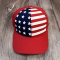 Klassische rote Baseballkappe mit US-Flagge und Sternen auf rustikalem Holzhintergrund - Verstellbar / Rot