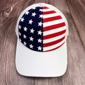 Weiße Baseballkappe mit gestickter USA-Flagge auf einem dunklen Holzhintergrund - Verstellbar / Weiß