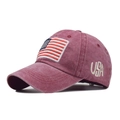 Detalle de la gorra de béisbol de algodón lavado con bordado de bandera americana y texto USA - Ajustable / Burdeos