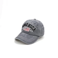 Dettaglio del ricamo America e bandiera USA su berretto da baseball in cotone grigio lavato - Regolabile / Grigio