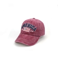 Dettaglio cappello baseball vintage lavato con ricamo America 1776 e bandiera USA - Regolabile / Borgogna