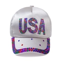 Berretto da baseball in raso bianco con lettere USA in strass e visiera parasole - Tre file USA (Argento)