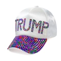 Berretto da baseball in raso bianco con scritta TRUMP in strass e tesa di cristalli - Full Strass TRUMP (Bianco Argento)