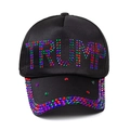 Berretto da baseball in raso nero con strass colorati e decorazione scritta Trump - Tre file TRUMP (Nero)