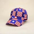 Detailnaht des patriotischen US-Flaggen-Digitaldrucks auf einer robusten Baseballkappe - Rot-Weiß-Blau-Patchwork-Stil / Rot