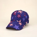 Dunkelblaue Baseballkappe mit US-Flaggen-Sternenmuster und gebogenem Schirm im 45-Grad-Winkel - All-over-Sterndruck-Stil / Blau