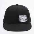 Gorra trucker negra con bordado de toro y bandera americana sobre malla de red - Ajustable / Negro