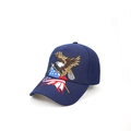 Dunkelblaue Baseballkappe mit amerikanischer Flagge und Adler-Stickerei auf weiß - Blau