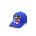 Detailansicht der Adler- und US-Flaggen-Stickerei auf der blauen Baseballkappe - Königsblau