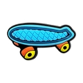 Ciondolo per scarpe skateboard in PVC blu con ruote gialle per zoccoli sportivi - Skateboard (MQ161-14)