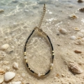 Collar de cuentas con espinela negra y cubos dorados en fondo de playa de verano - Pulsera del Mismo Estilo / Pulsera de Espinela Negra