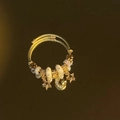 Goldenes mehrlagiges Armband mit Stern- und Mondanhängern, Strasssteinen und weißen Perlen - Exquisiter Perlenstil (B1081-2)