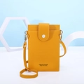 Detalle del mini bolso bandolera amarillo en cuero con cierre de botón a presión plateado - Amarillo