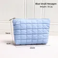 Hellblaue gesteppte Kosmetiktasche mit Reißverschluss und Blasenstruktur 22x16cm - Kleine Sechseckige Tasche / Blau