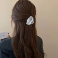 Pinza de pelo plateada con textura de concha para pelo grueso en peinado semirecogido - Plateado / Estilo de Concha Pequeña