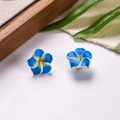 Dettaglio macro di fiori di plumeria in pasta polimerica blu da 16mm per gioielli fai-da-te - Blu