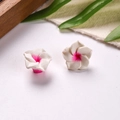 Orecchini a perno a forma di fiore plumeria 16mm in argilla polimerica bianca e rosa - Bianco