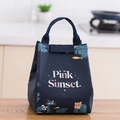 Marineblauwe geïsoleerde lunchtas met cartoonontwerp en Pink Sunset tekst voor werk - Kleine Luie Beer