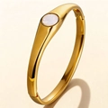Elegante bracciale rigido dorato con intarsio in pietra bianca tonda e finitura lucida - Decorazione Perla Artificiale Ovale (46-A-2) / Oro