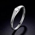 Bracciale rigido in acciaio inossidabile lucido con inserto bianco su sfondo nero puro - Decorazione Perla Artificiale Ovale (46-A-3) / Color Acciaio