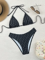 Dettaglio flat lay del bikini a pois con cappello di paglia e accessori per la spiaggia - Taglia S / Top E Pantaloni / Nero