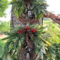 Handgefertigter Weihnachtskranz mit Kiefernnadeln, roten Beeren und Bronzeglocken - 55cm