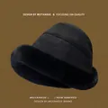 Cappello a secchiello invernale nero da donna con bordo in ecopelliccia e camoscio - Nero