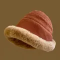 Cappello invernale a secchiello in velluto a coste marrone e finta pelliccia beige - Rosso Mattone