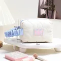 Beauty case trapuntato a cuore bianco crema con manico celeste e misure indicate - Piccolo / Bianco