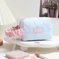 Beauty case trapuntato a cuore azzurro con manico rosa arricciato ed etichetta Sweet dream - Grande / Blu