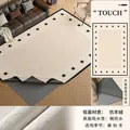 Tappeto lavabile in ciniglia crema con bordo geometrico nero e base antiscivolo - Tessuto In Finta Cashmere Removibile E Lavabile - Darcy Manor / 140×200cm (superficie Del Tappeto + Fondo Standard Da 4 Mm)