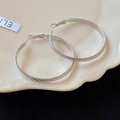 Orecchini a cerchio in argento con design geometrico testurizzato e finitura lucida - Diametro 50mm / Argento