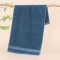 Asciugamano spesso in cotone blu navy con motivo geometrico su supporto in legno - Stile Jacquard Geometrico Blu Reale