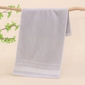 Asciugamano in cotone grigio chiaro con motivo jacquard geometrico su un ramo - Stile Jacquard Geometrico Grigio Chiaro