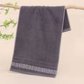 Asciugamano di cotone grigio scuro con motivo geometrico bianco su gruccia in legno - Stile Jacquard Geometrico Grigio Scuro